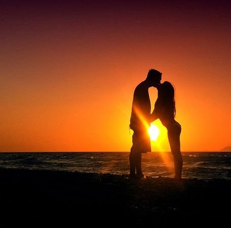 Romantic_kiss_sunset_cliché.jpg