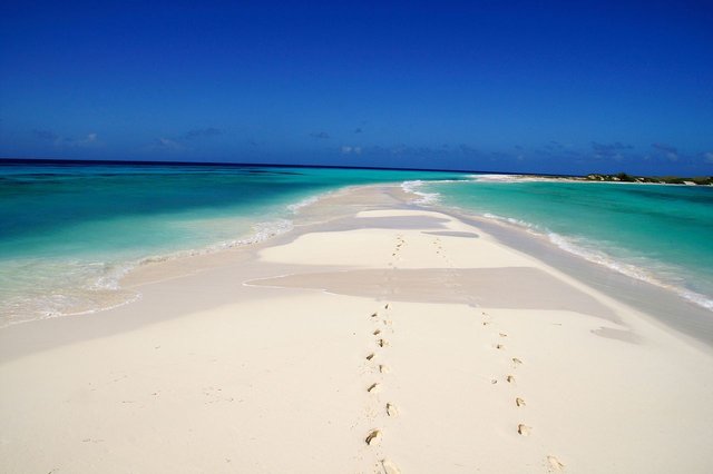 Cayo_de_Agua_in_Los_Roques.jpg