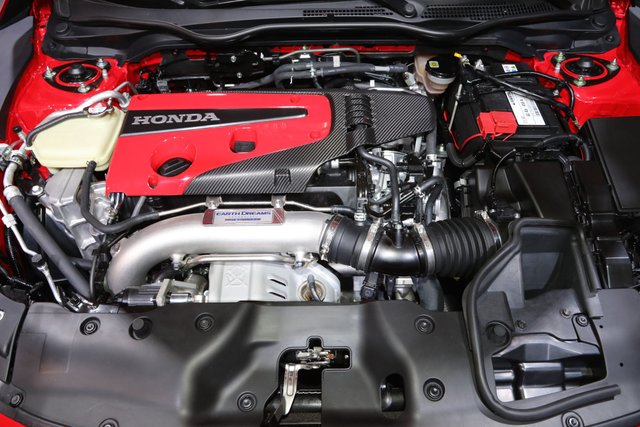 2017-Honda-Civic-Type-R-engine.jpg