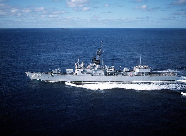 USS_Voge_(FF-1047)_underway_on_12_August_1988.jpeg.jpeg