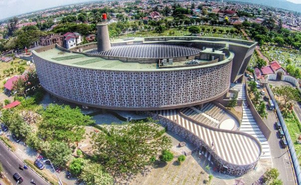 bangunan-museum-tsunami-aceh.jpg