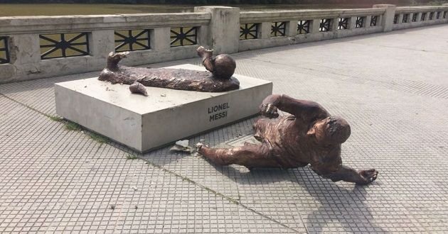 Messi-Sculpture-legs-broke.jpg