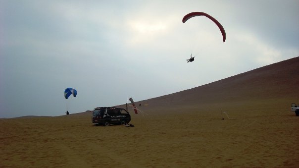 En vuelo La Anita pilotoinstructor de la zona selección Chilena de Vuelo Libre.jpg