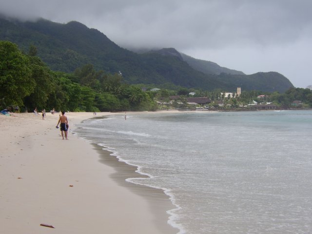 Beau_Vallon_(Seychelles).jpg