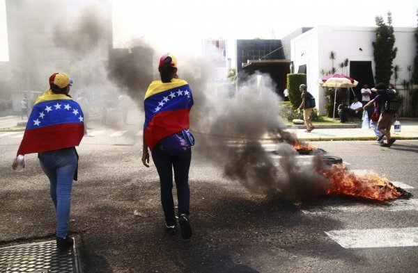 Un-centenar-de-personas-despiden-a-fallecido-en-protestas-en-Venezuela.jpg