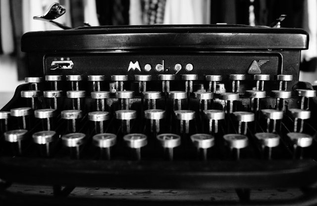 typewriter-1627197_960_720.jpg