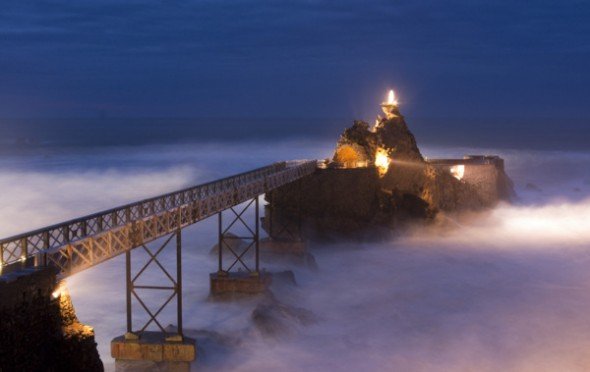 Rocher-de-la-vierge-Biarritz-pose-longue-590x372.jpg