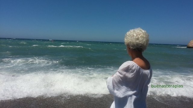 abuela-viendo-mar1.jpg