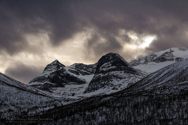 TR010-Sunndal_mountains_covered_by_snow.jpg