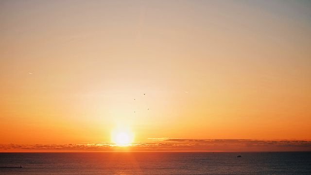 640px-Sunrise_over_Lake_Michigan.jpg