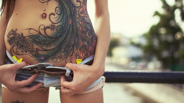 tattoo_jean_shorts_pierced_navel_belly_women_women_outdoors_model-347094.jpg!d.jpg
