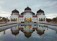 220px-Banda_Aceh's_Grand_Mosque,_Indonesia.jpg