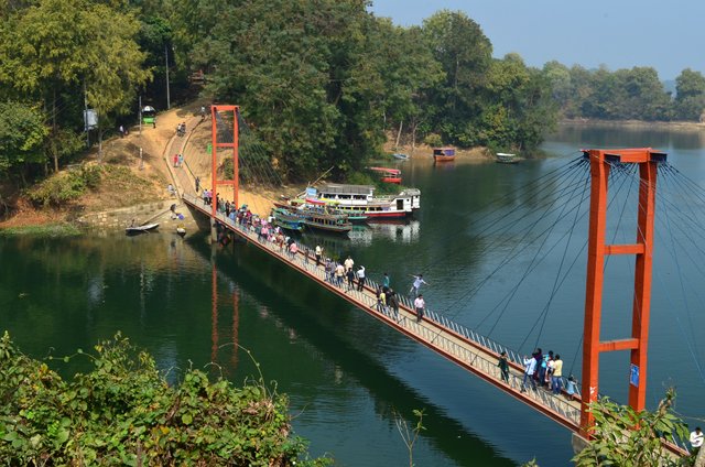 Hanging_Bridge,_Kaptai_Lake (1).jpg