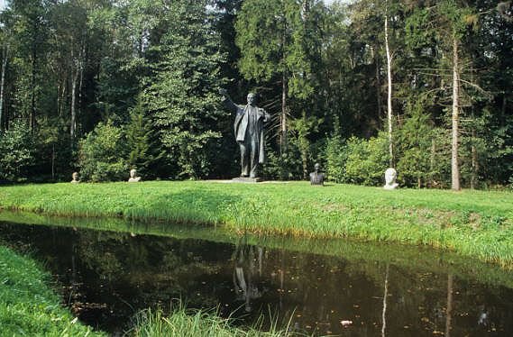 Lithuania - Grutas Park - Statue of Lenin and other busts.jpg