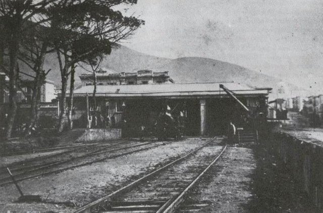 800px-1_Cape_Towns_First_Train_Station_-_viewed_from_Castle_-_Cape_Archives_3.jpg