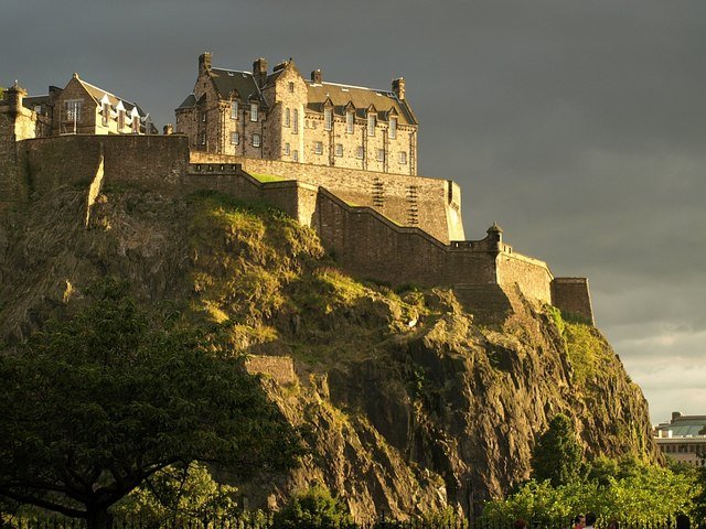 Edinburgh_Castle_-_geograph.org.uk_-_931962.jpg