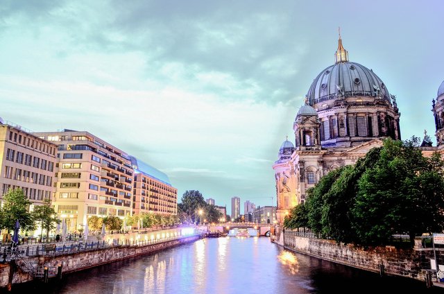 berlin-cathedral-1882397_1920.jpg