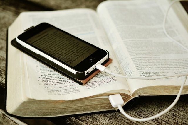 Bible-Iphone-Mobile-Phone-Read-Read-Online-2690295.jpg