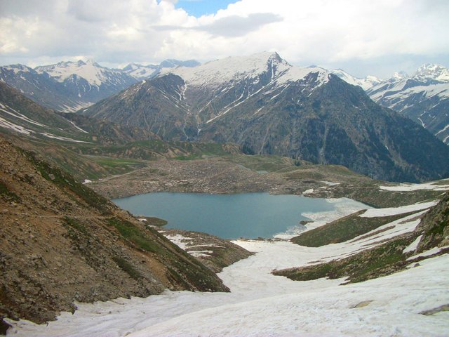 Daral_lake_Bahrain_Swat.jpg