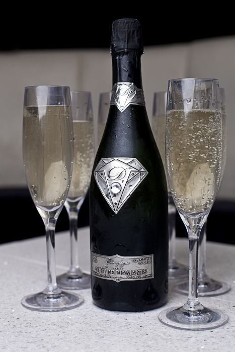 Lo-champagne-più-costoso-al-mondo.-Gout-de-Diamants-Champagne-12-milioni.jpg