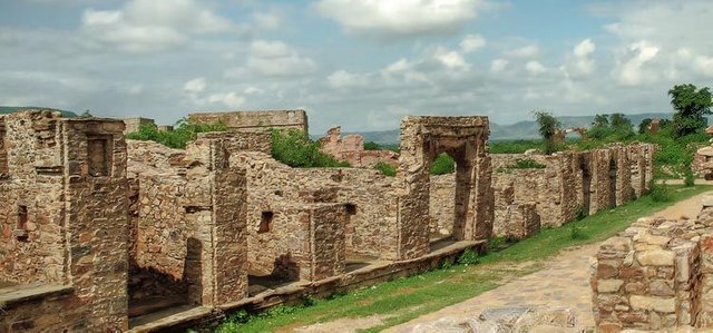 bhangarh kila 300 saal.jpg