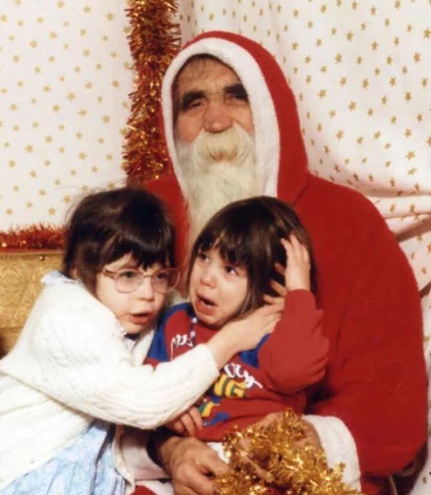 15-Creepiest-Santas-and-the-Kids-they-Terrorize-58514cc430727__605.jpg