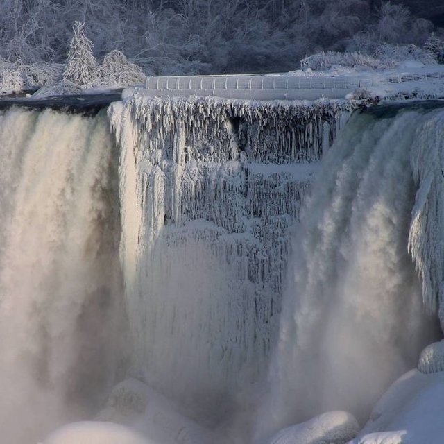 frozen-niagara-falls-17-5a4b80c738900__700.jpg