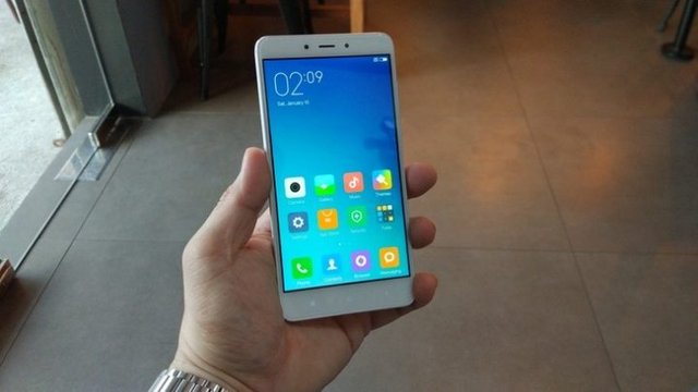 4-Xiaomi-Redmi-Note-4-hands-on-picture.jpg