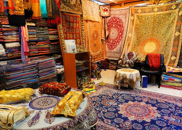 uae-dubai-deira-souks-carpet-shop-in-souk.jpg