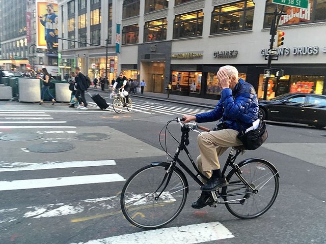 Bill_Cunningham_on_Bike_in_Midtown_on_May_12th_2016.jpg