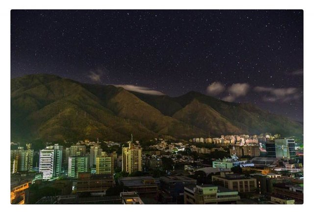 caracas a la luz de la luna.jpg