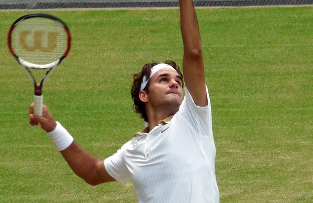 Roger_Federer_(26_June_2009,_Wimbledon)_2_(crop-2).jpg