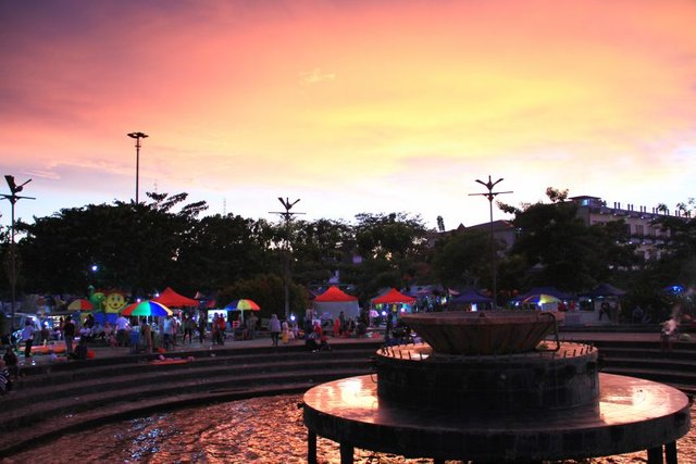 4__Taman_Alun-Alun_Kapuas_menjadi_lebih_indah_saat_malam_telah_menyapa-570.jpg