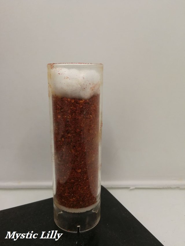 Ground paprika in cylinder.jpg