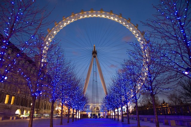 London_Eye_Twilight_April_2006.jpg