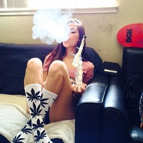 0ec7038756f375181f0670092d79d184--huf-socks-stoner-girl.jpg