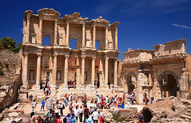 Library_of_Celsus_-_Ancient_City_of_Ephesus,_Selçuk,_Turkey.jpg