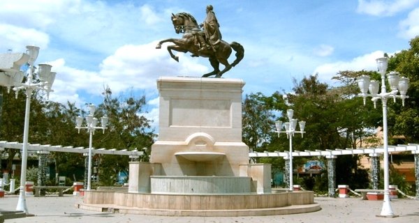 plaza bolivar el tigre.jpg