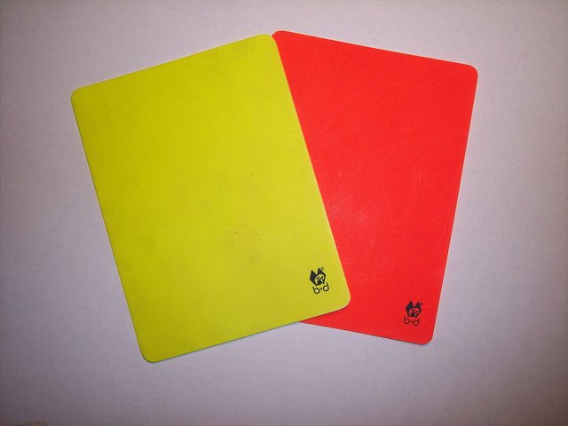 1200px-Rot_und_Gelb_(Fußball)-red_and_yellow_card_(Soccer).jpg