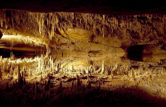 cavern-554374_1920.jpg