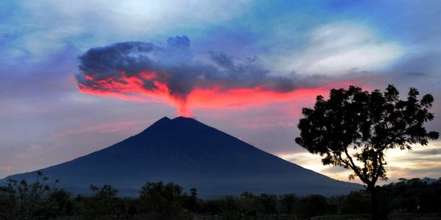 gunung-agung-erupsi-lagi-aliran-lava-diameter-900-meter-penuhi-kawah.jpg