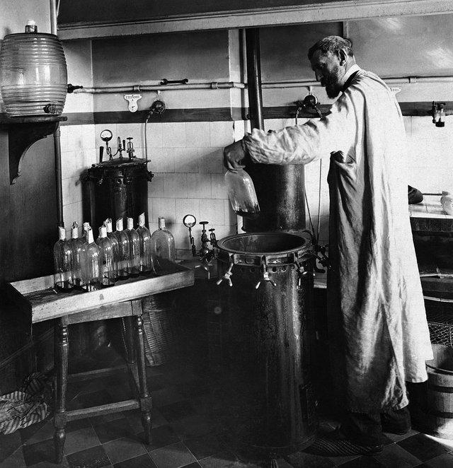 1280px-Louis_Pasteur_experiment.jpg