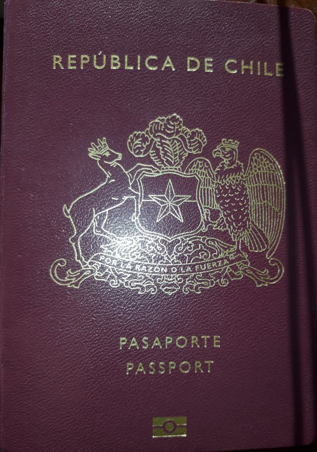 Pasaporte chileno John tapa.jpg