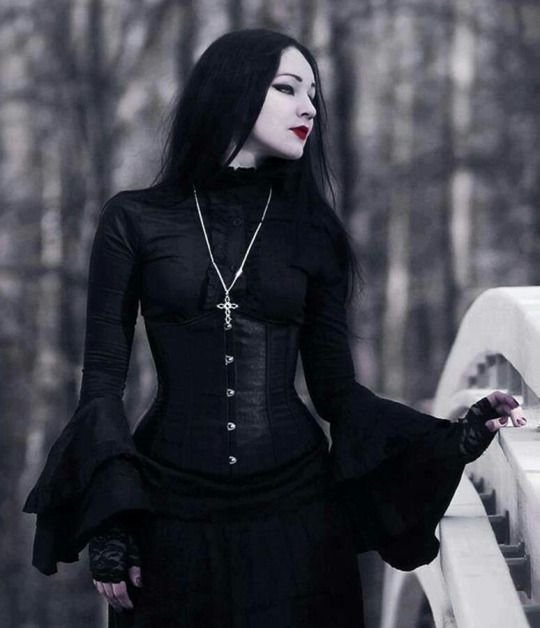 5d57f3332b9a68a0b8c9ddb20768263c--straight-black-hair-gothic-beauty.jpg