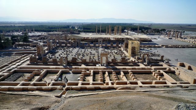 Iran 2009 January Shiraz 060 high level note pillars.jpg