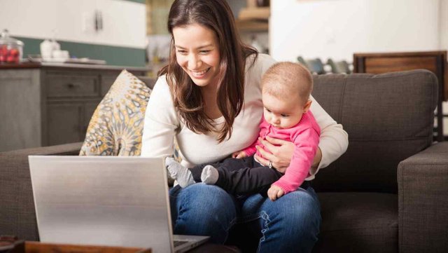 madre-joven-con-su-bebe-usando-la-computadora.jpg