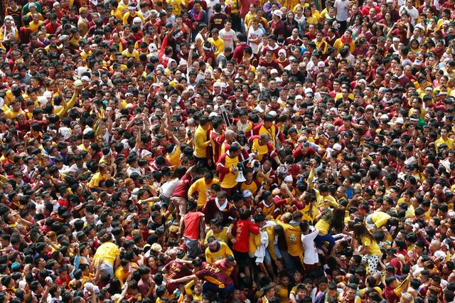 devotees-blacknazarene-010917.jpg