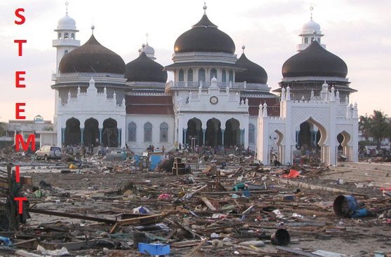 masjid raya aceh waktu tsunami.jpg