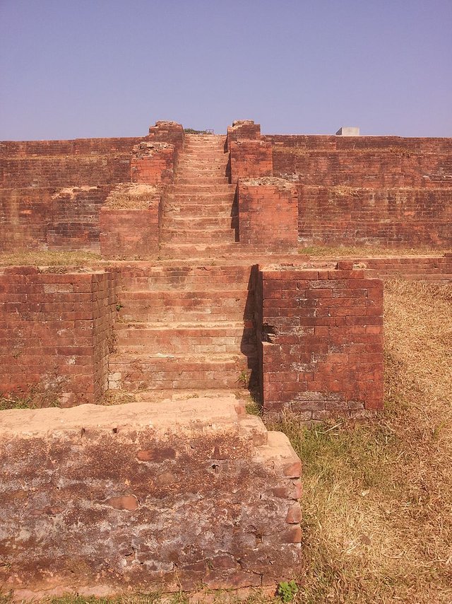 The_stairs_of_the_destroyed_palache_of_Harishchandra.jpg