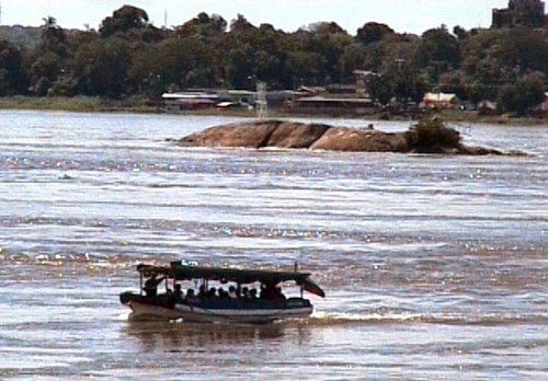 Piedra del Medio, rio Orinoco.jpg